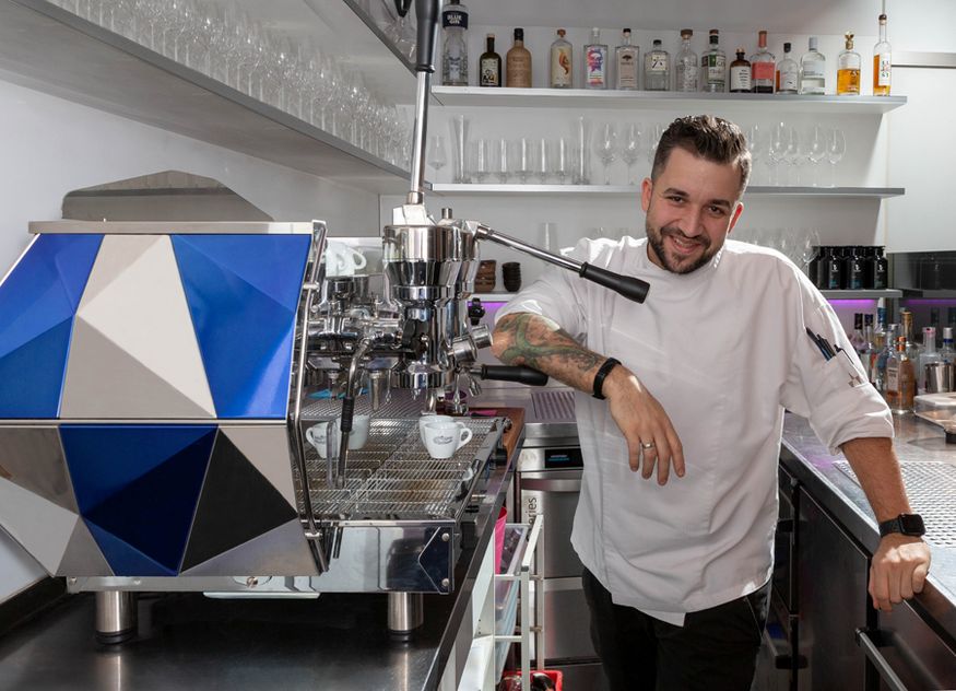 Dominik Käppeler setzt in seinem Münchner Feinschmeckerrestaurant die Handhebelmaschine Diamante L von la Pavoni ein