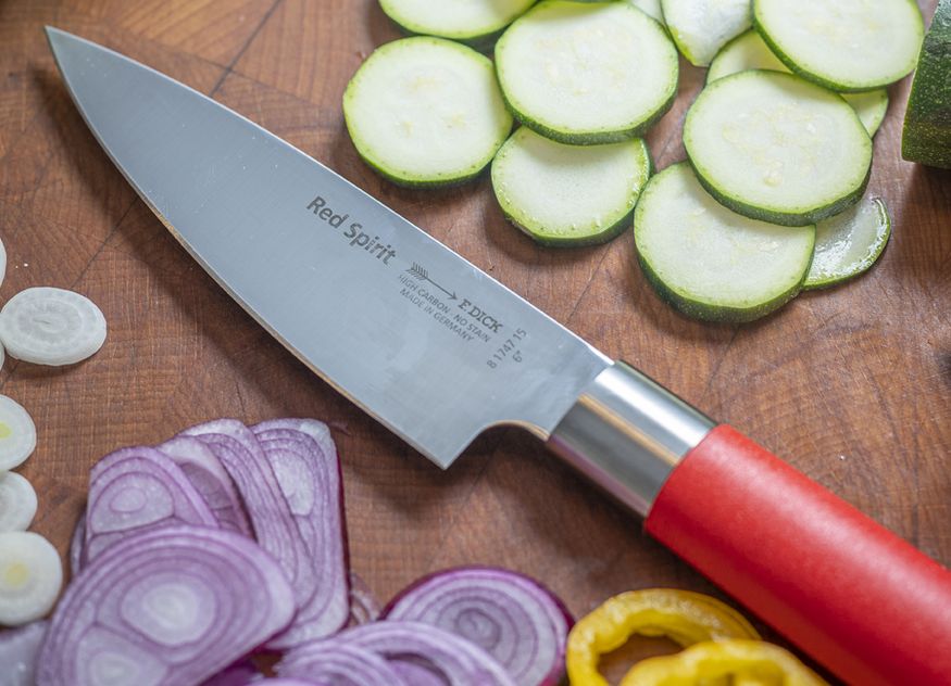 Das neue Messer der Serie Red Spirit von Friedr. Dick eignet sich beispielsweise für das Schneiden von kleinerem Obst oder Gemüse 