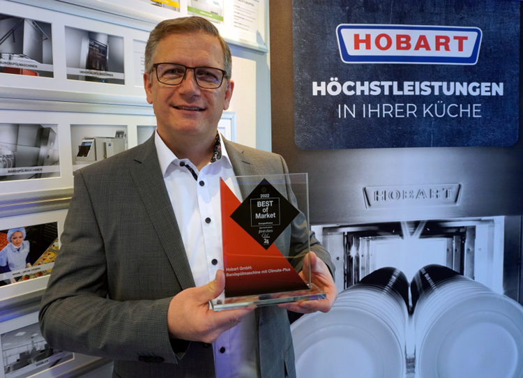 Markus Bau, Director Food Service, präsentiert im Namen von Hobart stolz die Auszeichnung „Best of Market“