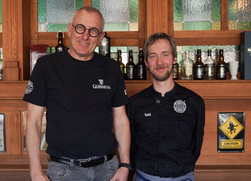 Michael Steiger, Geschäftsführer des Irish Pub in Tuttlingen, und sein Küchenchef Tobias Richter, sind begeistert über die Arbeit des Vito VL