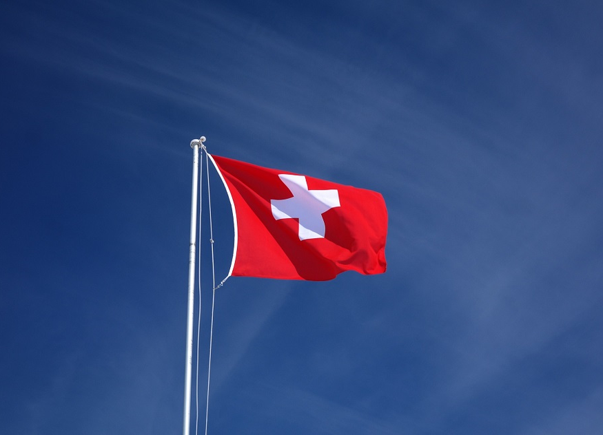 Flagge Schweiz vor blauem Himmel