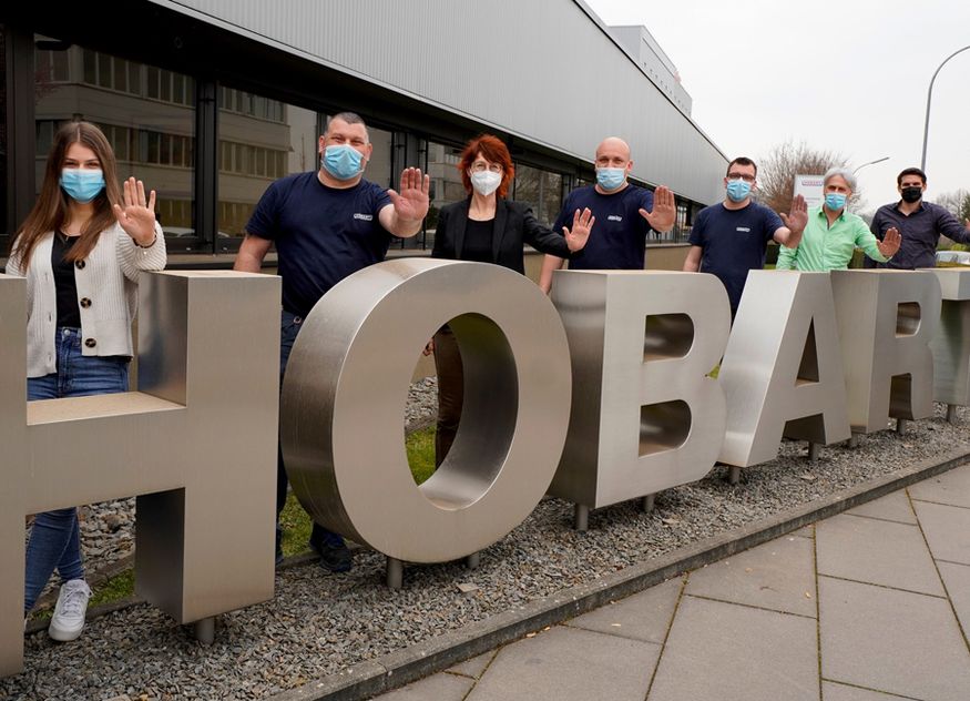 Mit dem Zeichen Stoppt den Krieg spenden Hobart Mitarbeiter 75.000 Euro für die Ukraine Flüchtlingshilfe