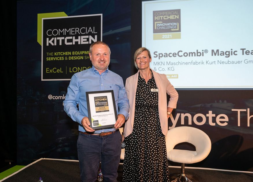 Wayne Bennett, MKN Regional Vice President, UK & Ireland, konnte in London den Commercial Kitchen Award für den SpaceCombi Magic Team entgegen nehmen