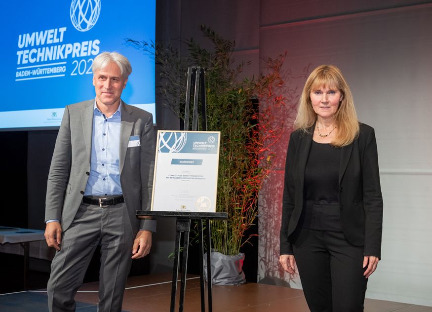 Harald Disch, Direktor Entwicklung Europa & Forschung Global bei Hobart, nahm die Urkunde für die Nominierung in der Kategorie Energieeffizienz von Sibylle Hepting-Hug, Abteilungsleiterin im Umweltministerium, entgegen 